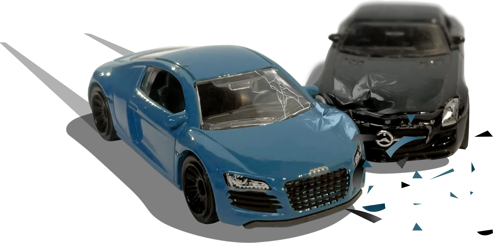 Zwei Autos die einen Auffahrunfall hatten und beschädigt sind.