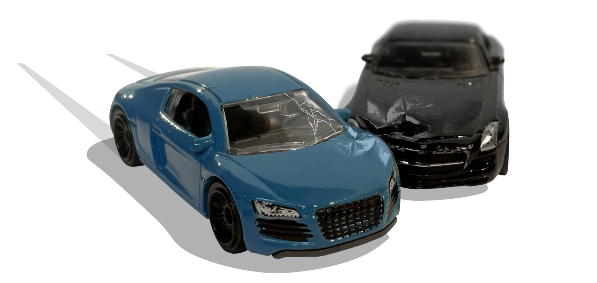 Zwei Autos die einen Auffahrunfall hatten und beschädigt sind.